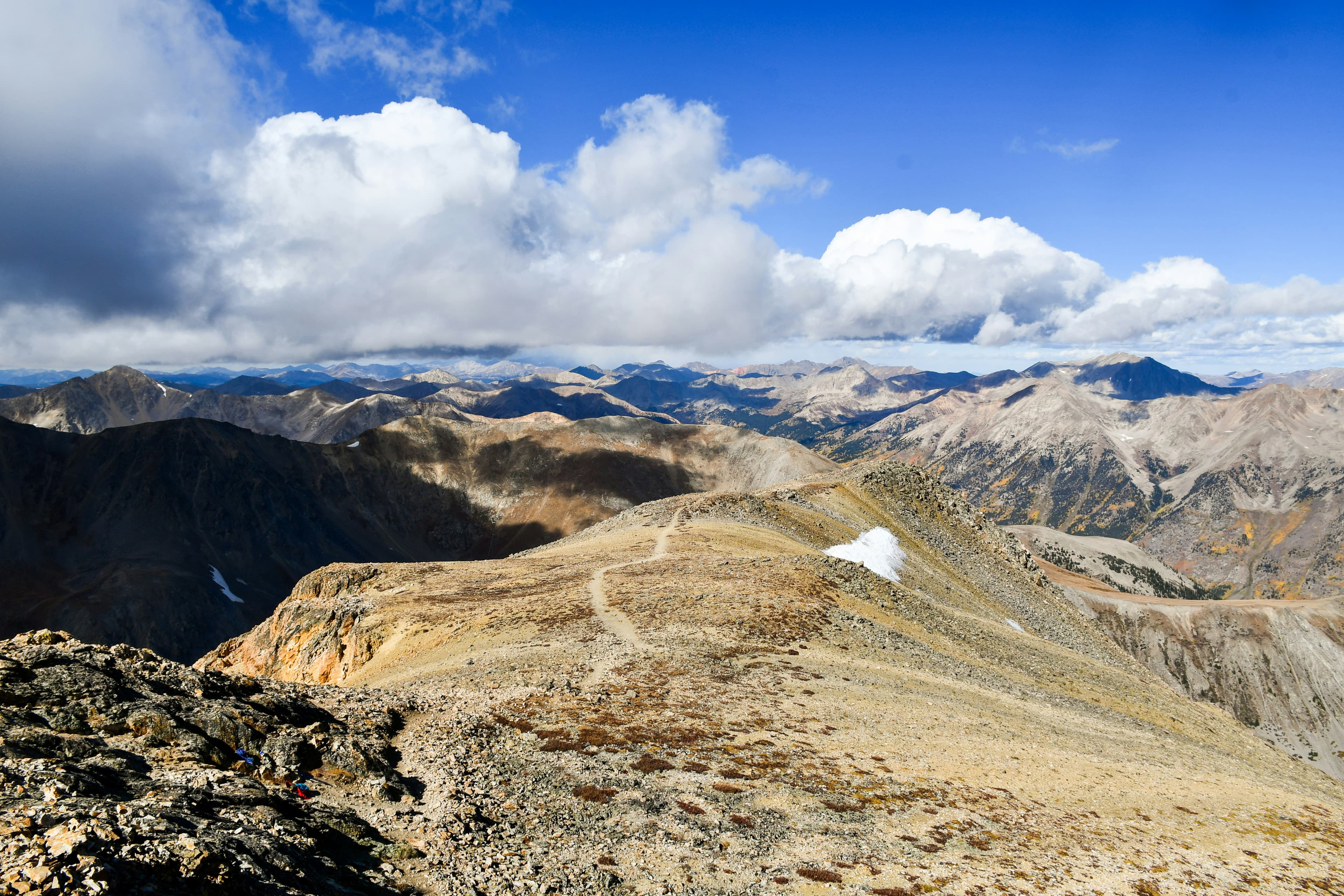 Runner sur sentier alpin