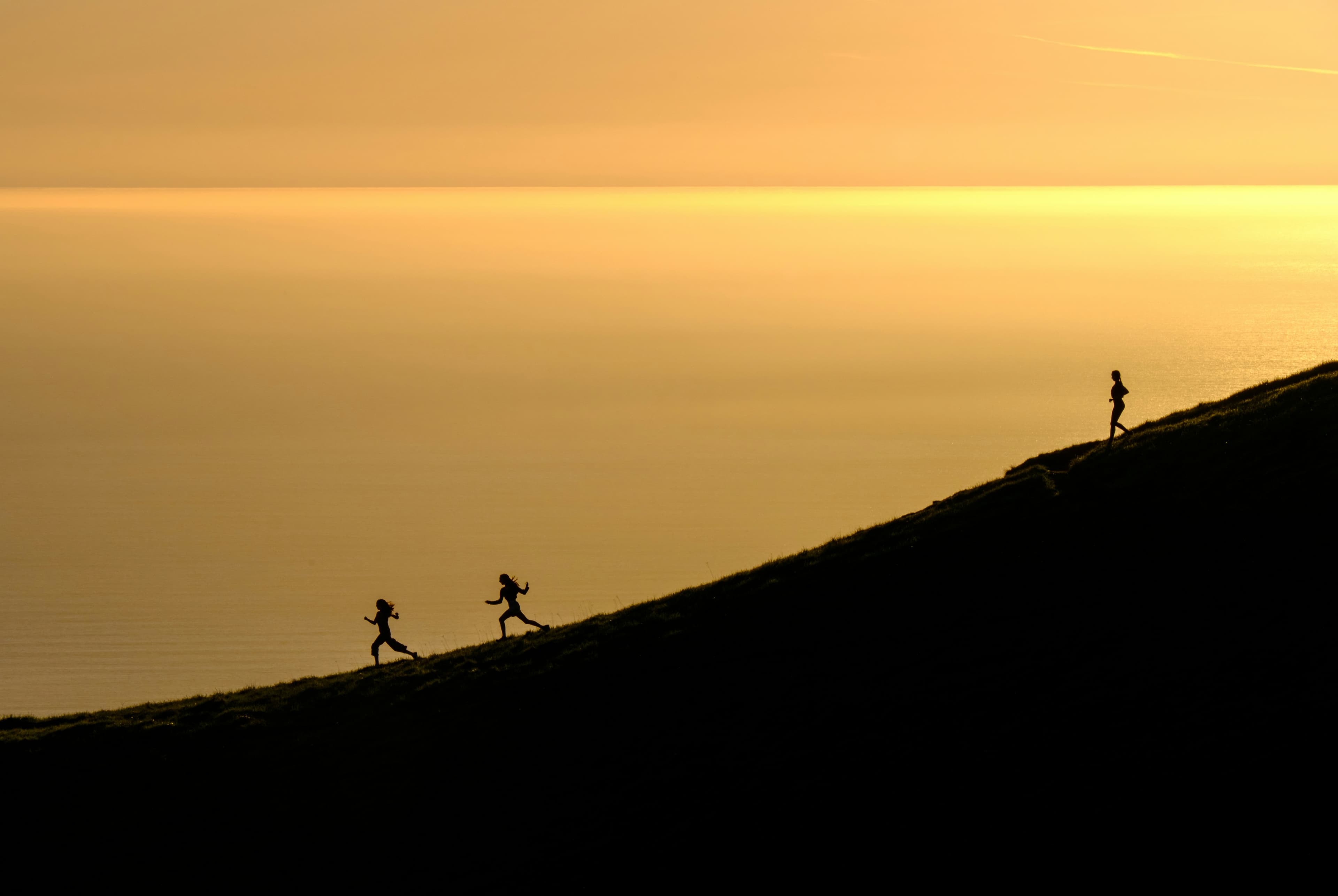 Trail runner sur une crête au coucher du soleil